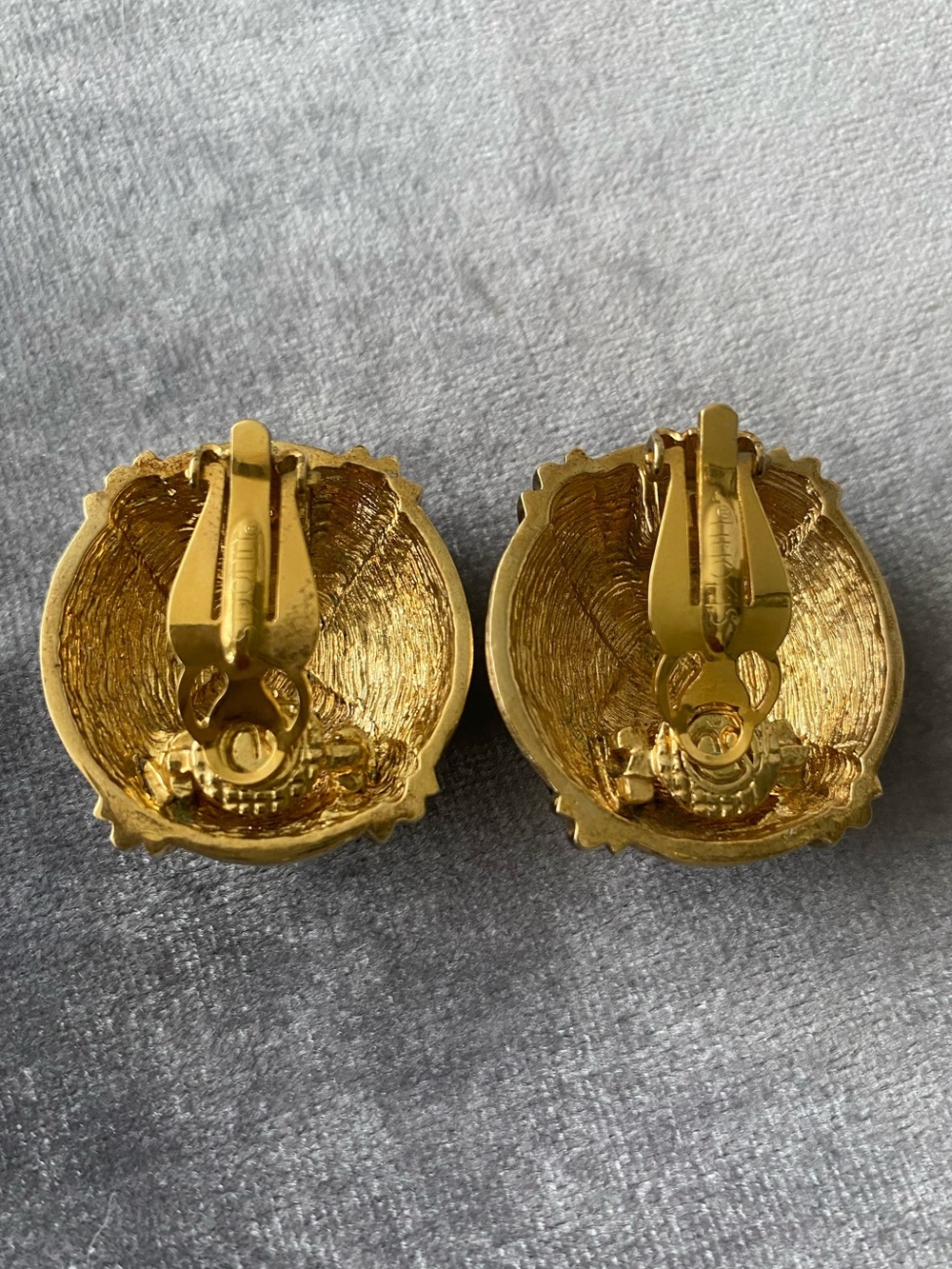 ST. JOHN Rhinestone clip earrings - Picture 2 of 7